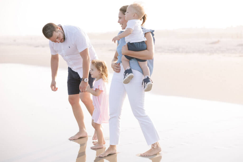 A family has their photos taken at a mini session in Annapolis Maryland.